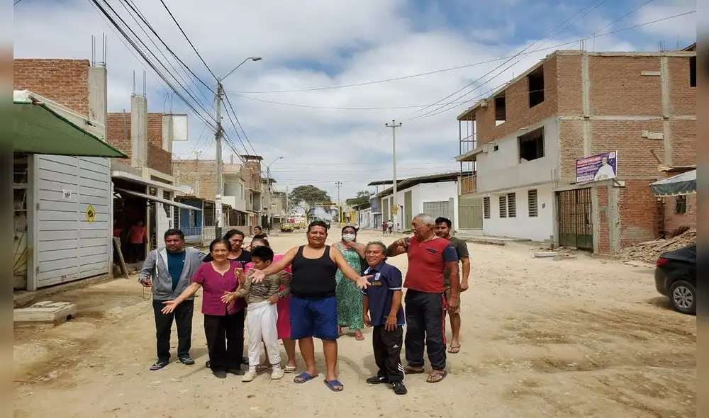 Pobladores exigen reincio de obras de pistas y veredas. Foto: Almendra Ruesta. Pobladores exigen reincio de obras de pistas y veredas. Foto: Almendra Ruesta.