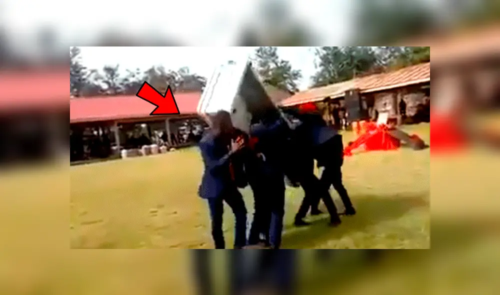 YouTube viral: hombres danzan con ataúd en hombros y un descuido hace que el cadáver caiga [VIDEO]