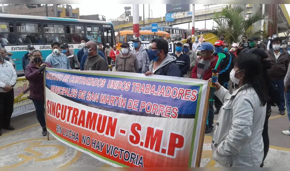 Trabajadores de San Martín de Porres protestaron para que les paguen sus salarios. Créditos: Deysi Portuguez / URPI-GLR.