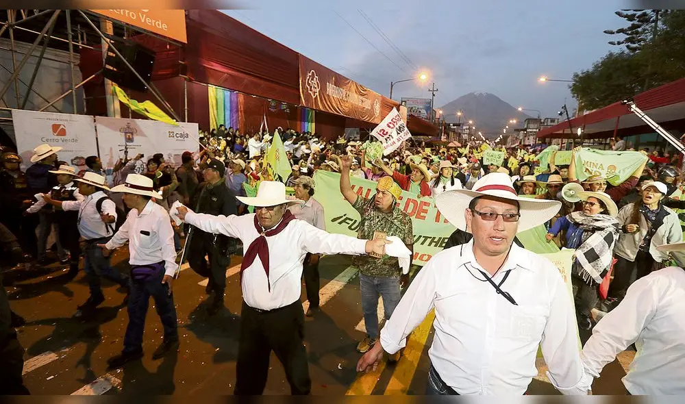 PROTESTANTES CONTRA LA MINERA TIA MARIA SE METEN AL CORSO DE LA AMISTAD 