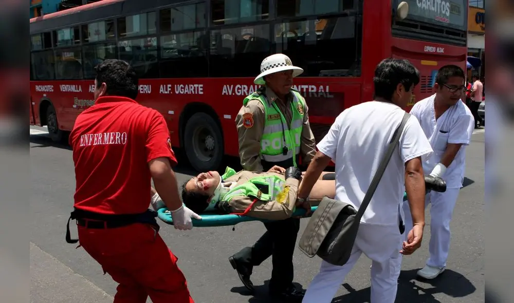 Patrullero arrolla a dos policías de tránsito que iban en una motocicleta