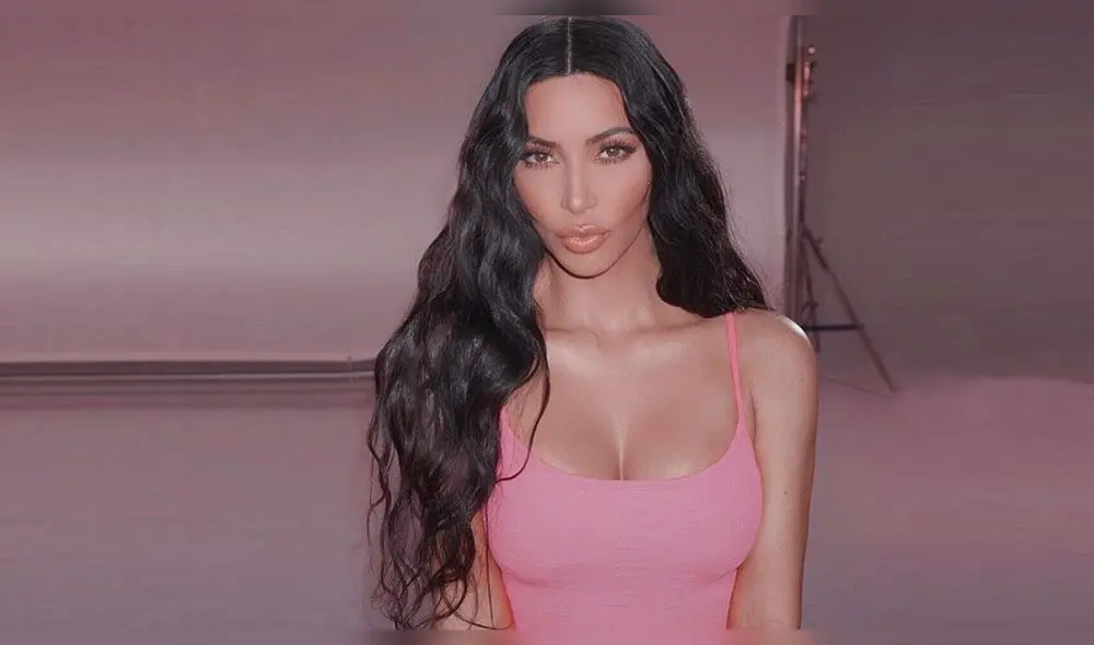 Kim Kardashian posa en sexy traje de látex con hombre desnudo en Instagram