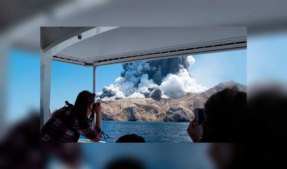 Los turistas estaban alejándose del cráter apenas segundos antes de la erupción del volcán Whakaari, en White Island (Nueva Zelanda). Foto: AP. Los turistas estaban alejándose del cráter apenas segundos antes de la erupción del volcán Whakaari, en White Island (Nueva Zelanda). Foto: AP.
