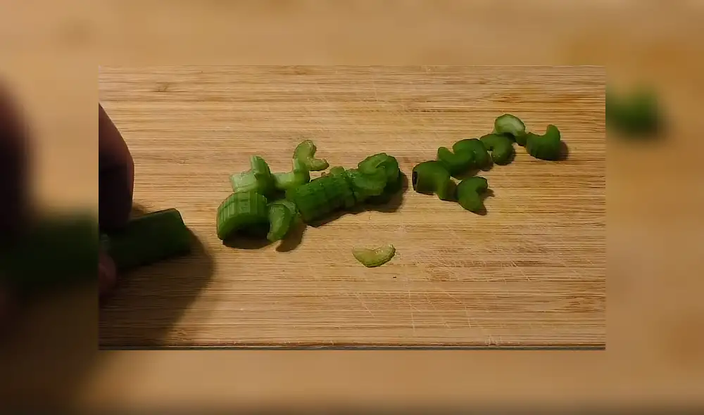 La nueva Apple Card fue convertida en un cuchillo para cortar verduras. Foto: captura