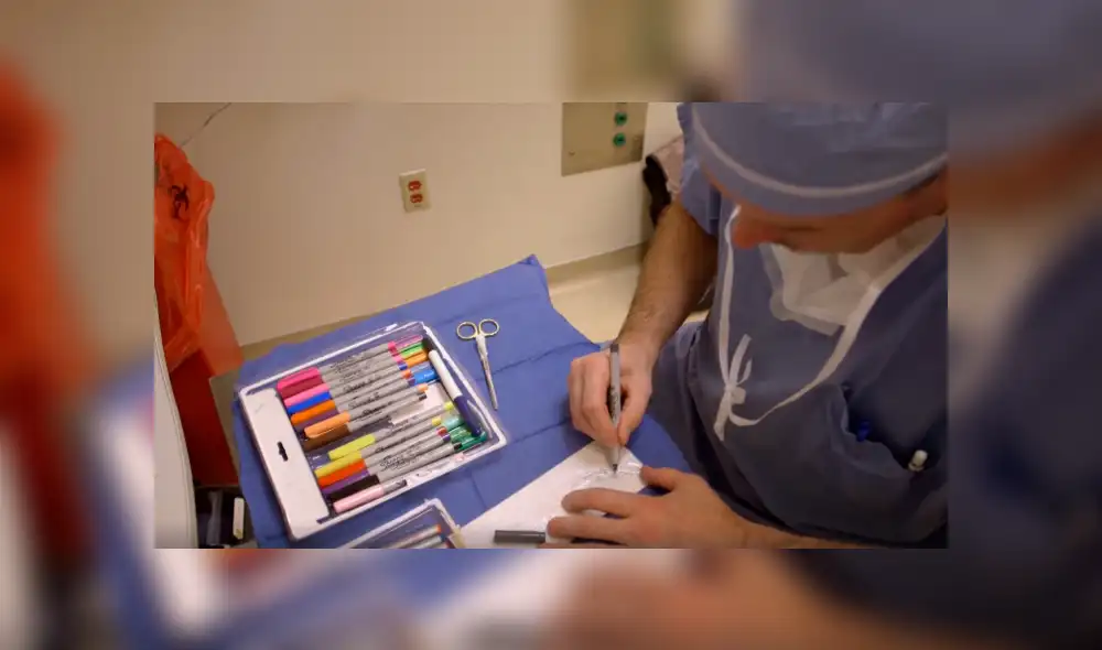 Vía Facebook, se ha hecho viral un cirujano pediátrico que se ha ganado la admiración de todos con sus singulares dibujos de los personajes favoritos de sus pacientes Vía Facebook, se ha hecho viral un cirujano pediátrico que se ha ganado la admiración de todos con sus singulares dibujos de los personajes favoritos de sus pacientes