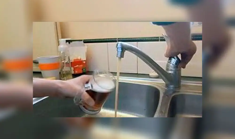 Vecinos sorprendidos porque sus caños desprenden cerveza y licor. Foto: Referencial