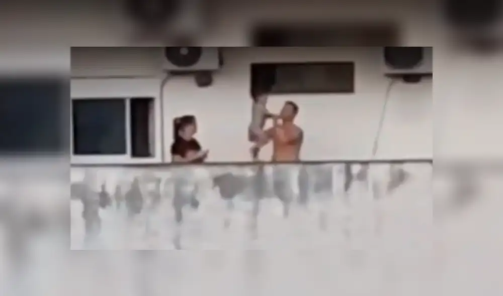 Padres ponen en riesgo vida de su bebé al hacerle caminar por balcón de séptimo piso [VIDEO]