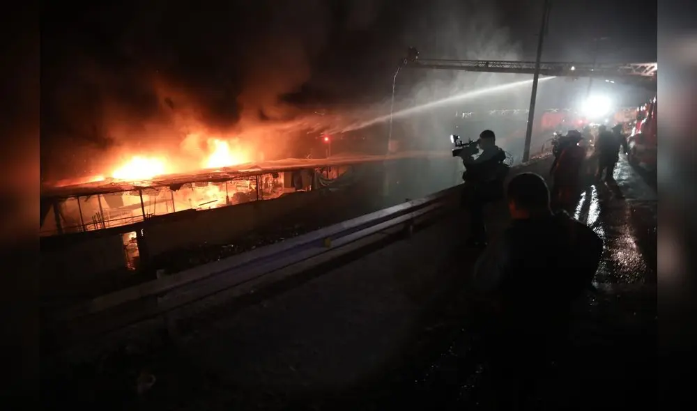 Incendio se registra cerca a la autopista Ramiro Prialé. / Créditos: Jorge Cerdan Incendio se registra cerca a la autopista Ramiro Prialé. / Créditos: Jorge Cerdan