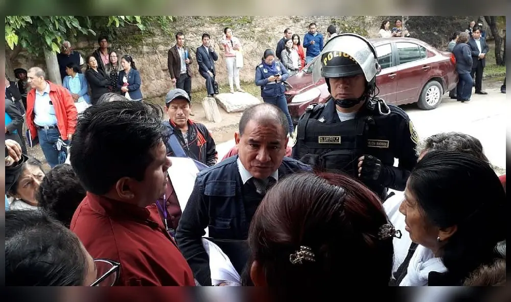 Efectivos policiales de la zona se acercaron para poner orden en el hospital y llamar a la calma a los trabajadoras. Efectivos policiales de la zona se acercaron para poner orden en el hospital y llamar a la calma a los trabajadoras.