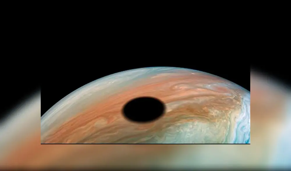 ¿Un eclipse en Júpiter? Imagen captada por la sonda Juno de la NASA. ¿Un eclipse en Júpiter? Imagen captada por la sonda Juno de la NASA.