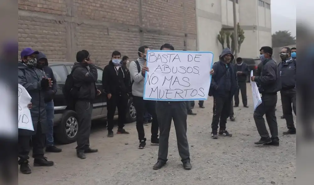 Choferes del Corredor Rojo protestan porque no les toman pruebas para saber si tienen coronavirus. Foto: Aldair Mejía / La República.