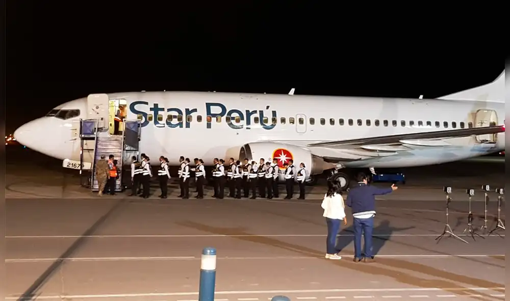 Traslado de los detenidos a la aeronave. Traslado de los detenidos a la aeronave.