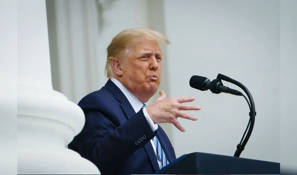 A market trader shows different currency notes in Caracas on March 10, 2019, during the third day of a massive power outage which has left Venezuelans without communications, electricity and water. - The unprecedented power outage already left 15 patients dead and threatens to extend indefinitely, increasing distress for the severe political and economic crisis hitting the oil-rich South American nation. (Photo by Cristian Hernandez / AFP)