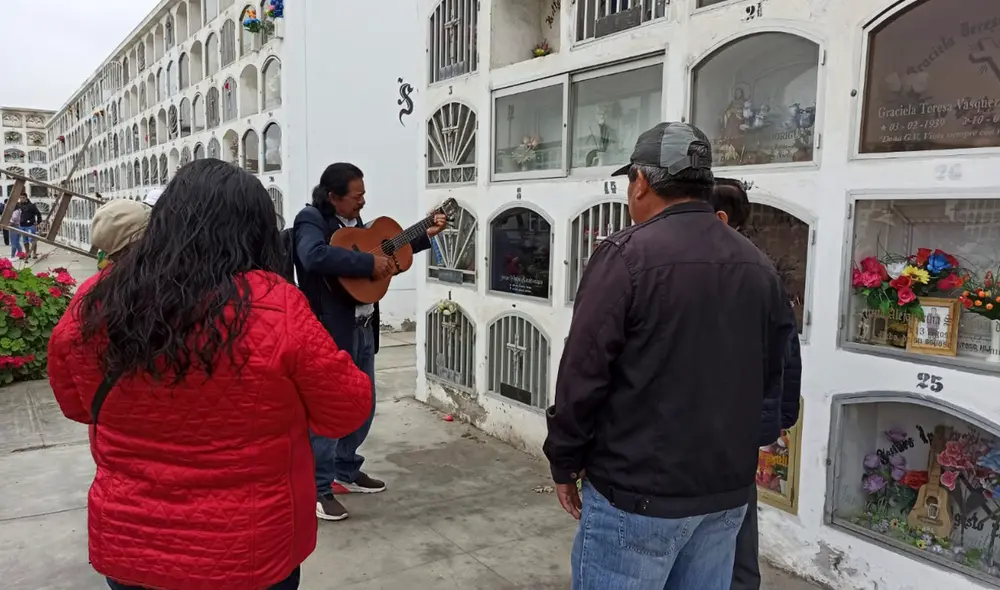 Familiares de difuntos les dedicaron canciones para recordarlos. Foto: Y. Goicochea/URPI-La República