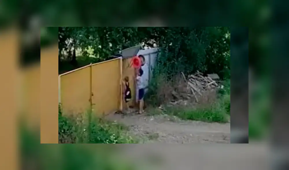 Los chicos querían el pesado objeto para jugar con él, pero no imaginaron que sería tan difícil robársela. Foto: captura.