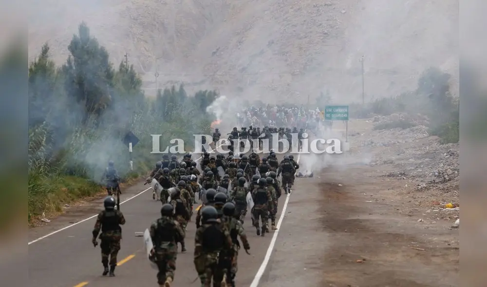 Más de 400 efectivos policiales llegan al Fiscal en Islay para desbloquear vías. Foto: Oswald Charca