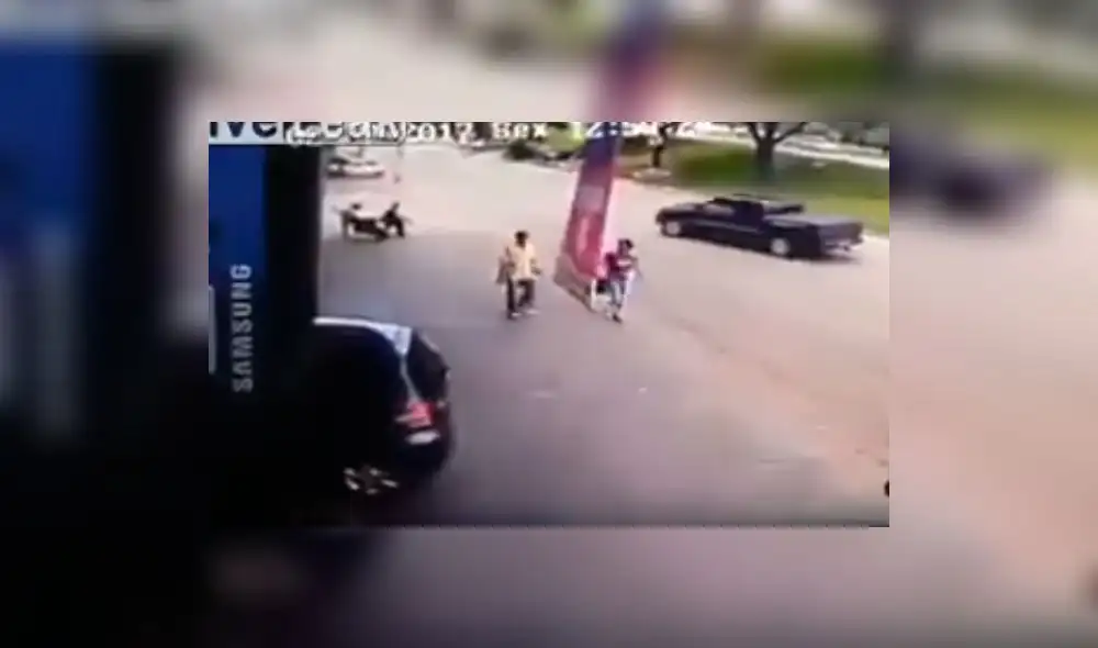 Conmoción en YouTube por llanta que impacta a hombre en la cabeza | VIDEO