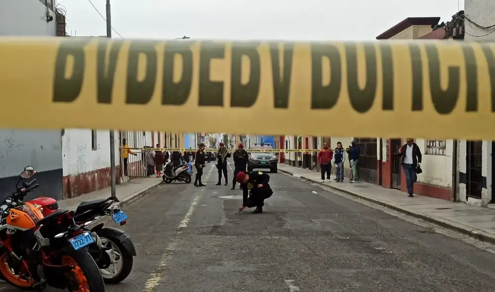 Policías examinaron escena del crimen y recogieron evidencias. Foto: La República Policías examinaron escena del crimen y recogieron evidencias. Foto: La República