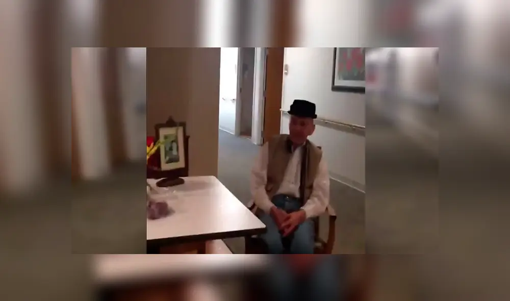 En YouTube, un anciano quiso sorprender a su esposa en el día de su aniversario y tuvo una sentimental reacción.