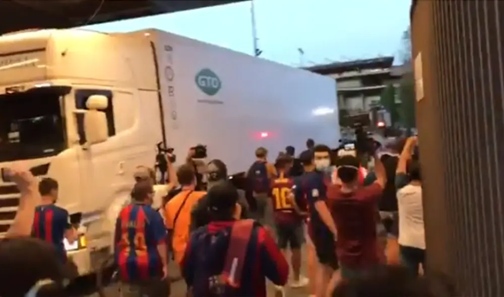 Los hinchas Barcelona aprovecharon que una de las puertas de acceso al Camp Nou se abrió de forma momentánea e irrumpieron en el recinto. Foto: Captura de video/@elchiringuitotv