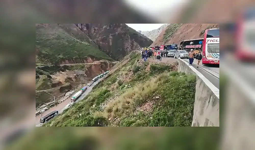 Carretera Central: miles de pasajeros varados en vías por accidente vehicular [VIDEO]