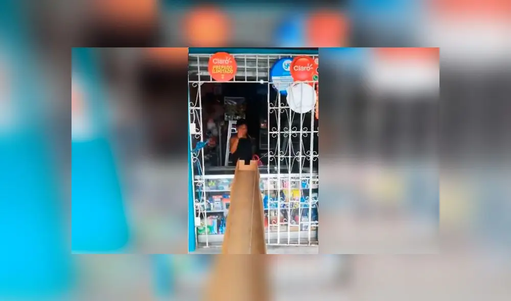 Desliza las imágenes para ver el peculiar 'truco' que usa un vendedor para evitar cualquier tipo de contagio. Foto: Captura Desliza las imágenes para ver el peculiar 'truco' que usa un vendedor para evitar cualquier tipo de contagio. Foto: Captura