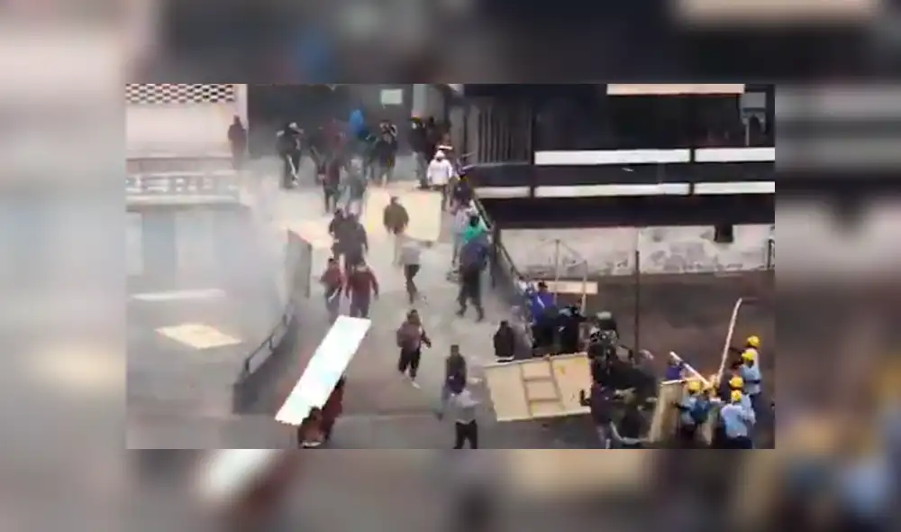Dos heridos tras pelea entre barristas y evangélicos por toma de explanada [VIDEO]