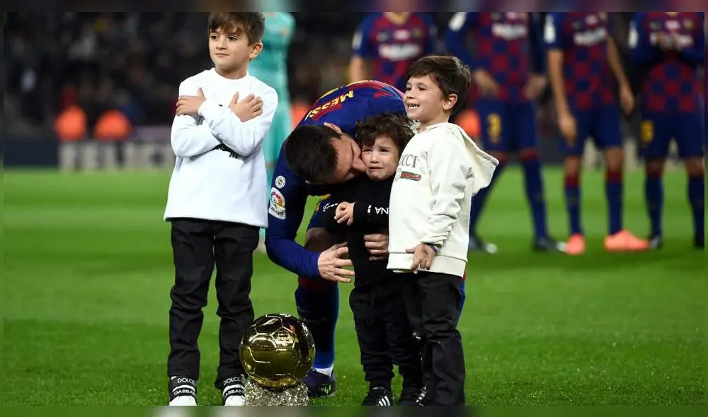 Los hijos del jugador lo acompañaron al campo de juego. Foto: AFP.