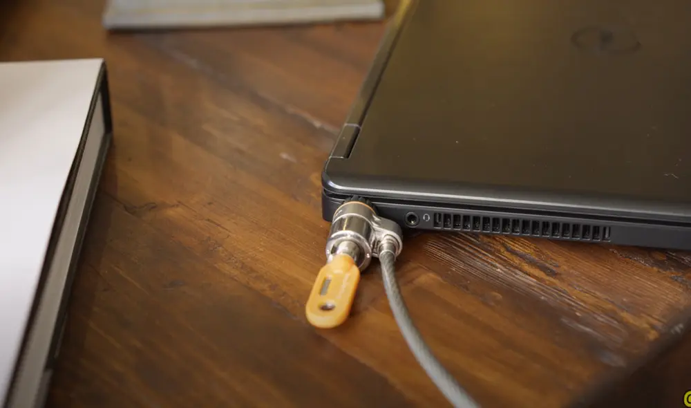 Candado conectado a la laptop. Foto: Captura de YouTube Candado conectado a la laptop. Foto: Captura de YouTube
