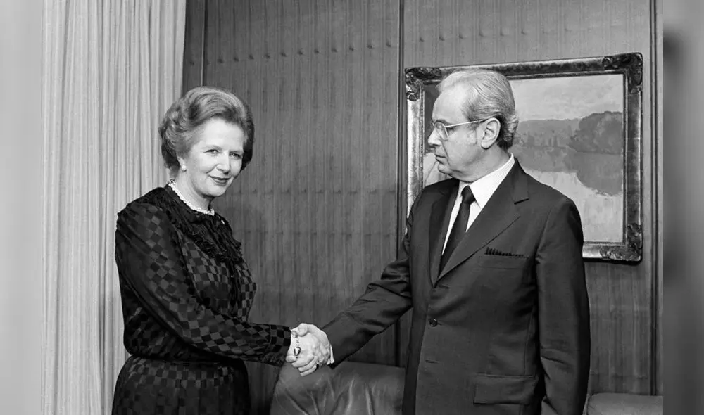 Javier Pérez de Cuéllar con la ex primera ministra británica Margaret Thatcher, durante el conflicto de Las Malvina contra la Argentina. Javier Pérez de Cuéllar con la ex primera ministra británica Margaret Thatcher, durante el conflicto de Las Malvina contra la Argentina.