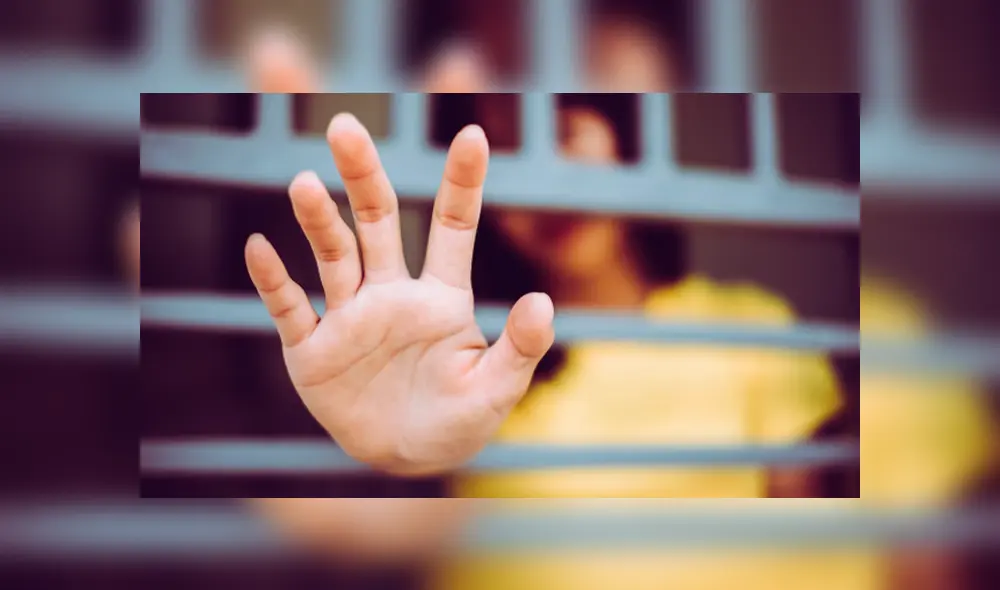 Encierran a una mujer en cárcel de varones y reos la violan por dos meses