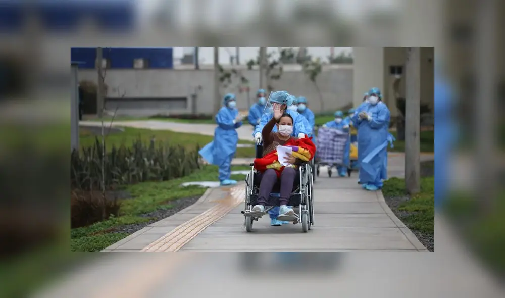Pacientes recuperados retornan a sus hogares agradecidos con el personal que los atendió. (Foto: EsSalud)