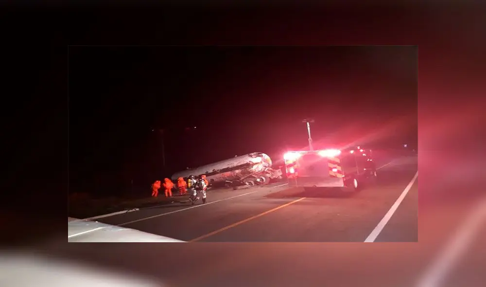 Tras la volcadura del camión se formó una nube de amoníaco en que quedó atrapado un autobús de pasajeros. Foto: Twitter Tras la volcadura del camión se formó una nube de amoníaco en que quedó atrapado un autobús de pasajeros. Foto: Twitter