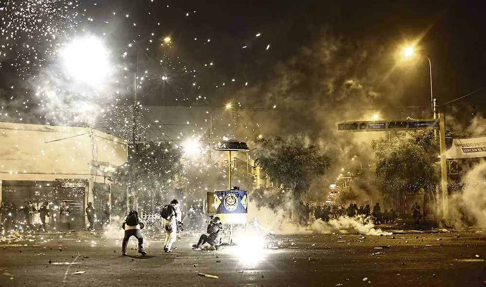 Sin tregua. En la Av. Grau y el parque Universitario se dieron enfrentamientos. Los reporteros gráficos sufrieron lesiones. Foto: John Reyes/La República