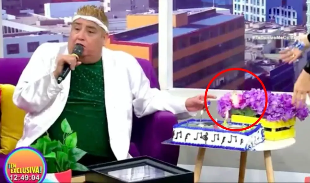 El popular personaje se sorprendió cuando vio que una de las velas alcanzó un arreglo floral. | Captura de Panamericana Televisión
