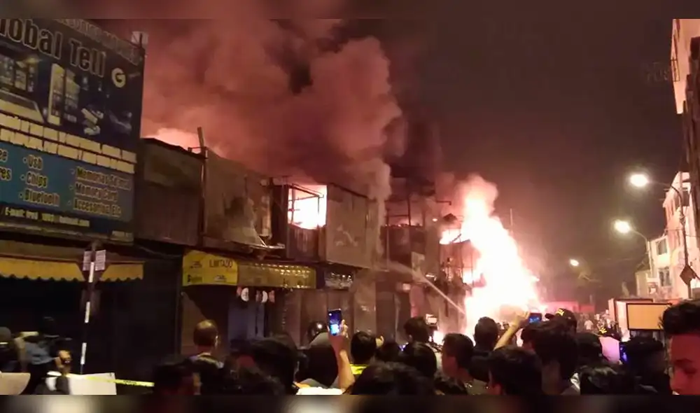 Puente Piedra: controlan incendio en Mercado Monumental, pero hay más de 700 puestos dañados