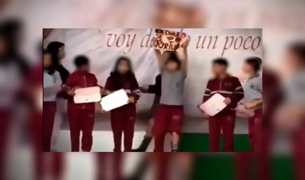 Para sorpresa de sus compañeros el pequeño sacó la cartulina de su pierna izquierda. Foto: captura Para sorpresa de sus compañeros el pequeño sacó la cartulina de su pierna izquierda. Foto: captura