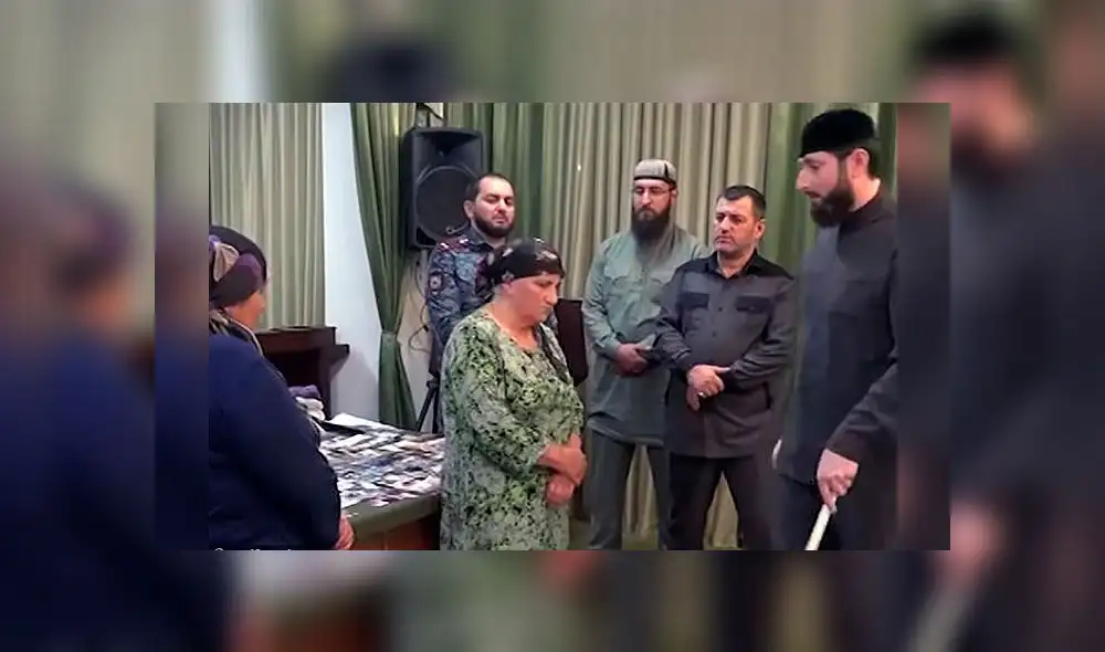 Sekinat Ibragimova fue avergonzada públicamente en TV por el gobernador (derecha) y los presentadores. Foto: east2west news. Sekinat Ibragimova fue avergonzada públicamente en TV por el gobernador (derecha) y los presentadores. Foto: east2west news.