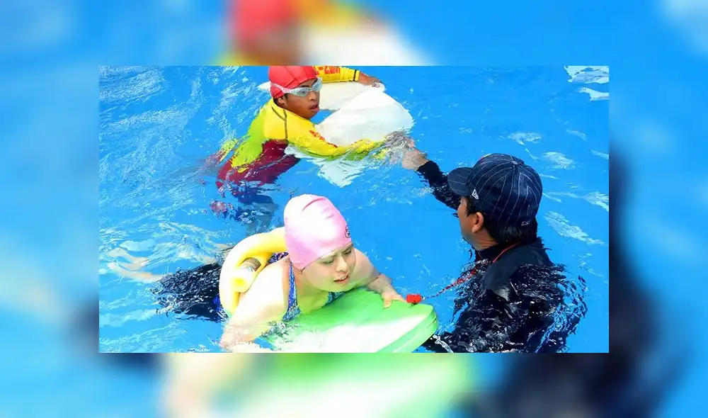 Dictan clases gratuitas de natación para niños con discapacidad Dictan clases gratuitas de natación para niños con discapacidad