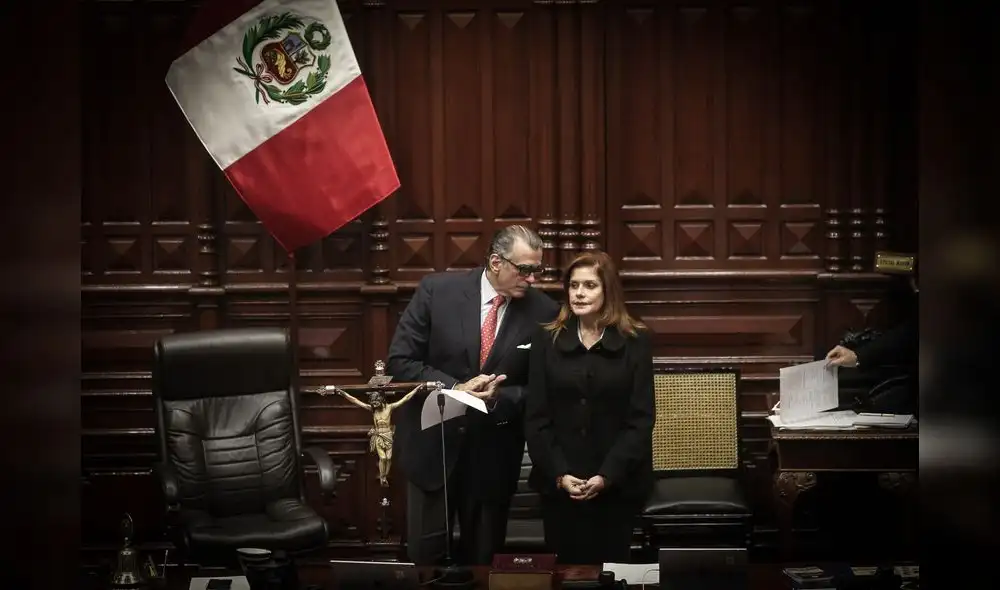 30.09.19 ALDAIR MEJIA 

EL MISMO DIA QUE EL PRESIDENTE VIZCARRA DISOLVIO EL CONGRESO MERCEDES ARAOZ JURAMENTO EN EL CONGRESO DE LA REPUBLICA COMO PRESIDENTA ESTUVO ACOMPAÑADO CON PEDRO OLAECHEA PRESIDENTE DEL CONGRESO