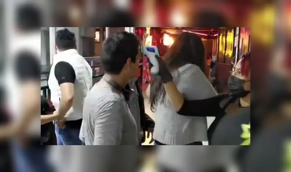 Los trabajadores del bar Mr.Duck proveen gel antibacterial y toman la temperatura a sus clientes. (Foto: Excelsior) Los trabajadores del bar Mr.Duck proveen gel antibacterial y toman la temperatura a sus clientes. (Foto: Excelsior)