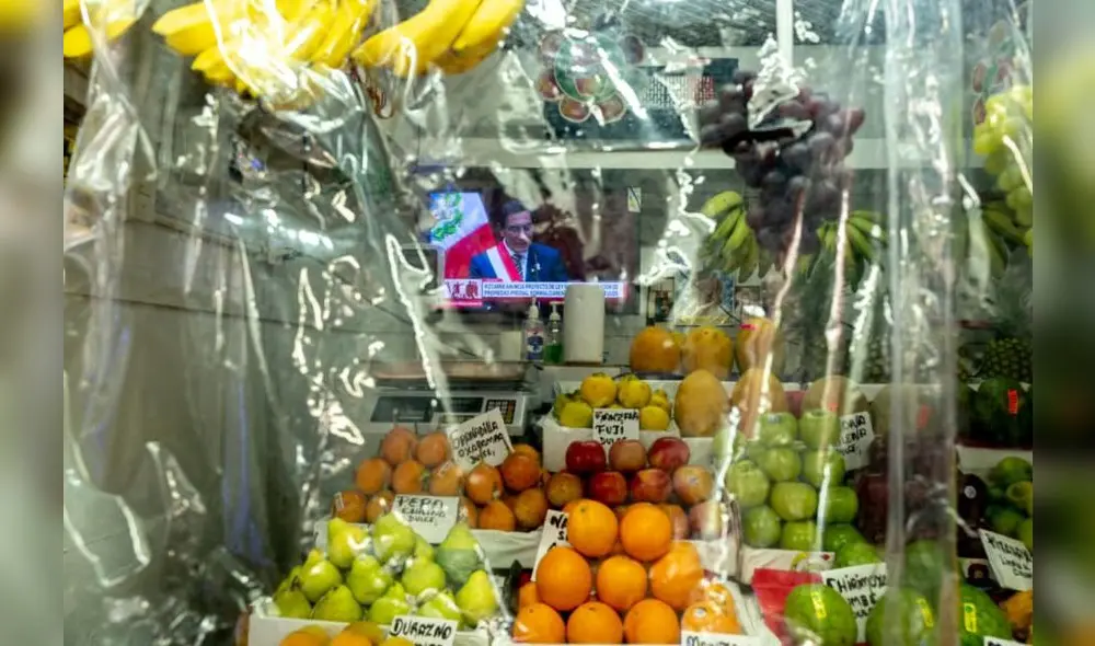 Ciudadanos sintonizando el mensaje a la nación desde los mercados. Foto: Presidencia.