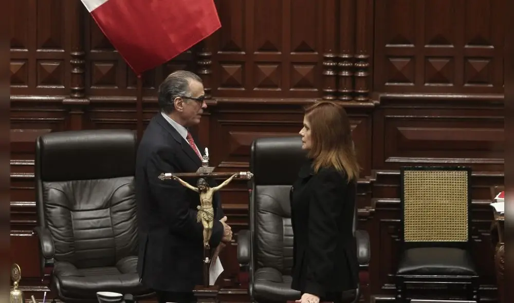 Mercedes Aráoz jura como "presidenta encargada" ante Pedro Olaechea, horas después de que Martín Vizcarra disolviera constitucionalmente el Congreso. Foto: La República.