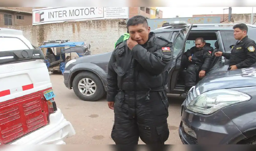 Sorprenden a serenos de Juliaca libando licor pese a Estado de Emergencia. Sorprenden a serenos de Juliaca libando licor pese a Estado de Emergencia.