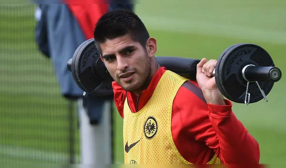 Carlos Zambrano defensa de la Selección Peruana