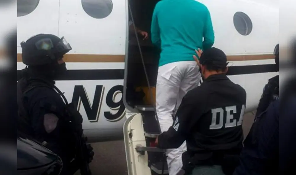 A market trader shows different currency notes in Caracas on March 10, 2019, during the third day of a massive power outage which has left Venezuelans without communications, electricity and water. - The unprecedented power outage already left 15 patients dead and threatens to extend indefinitely, increasing distress for the severe political and economic crisis hitting the oil-rich South American nation. (Photo by Cristian Hernandez / AFP)