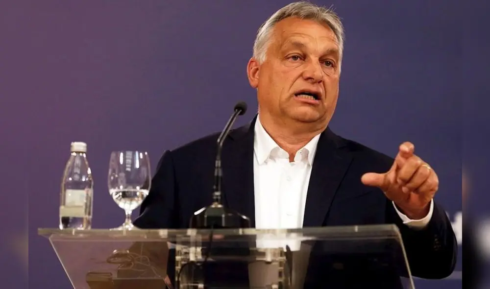 A market trader shows different currency notes in Caracas on March 10, 2019, during the third day of a massive power outage which has left Venezuelans without communications, electricity and water. - The unprecedented power outage already left 15 patients dead and threatens to extend indefinitely, increasing distress for the severe political and economic crisis hitting the oil-rich South American nation. (Photo by Cristian Hernandez / AFP)