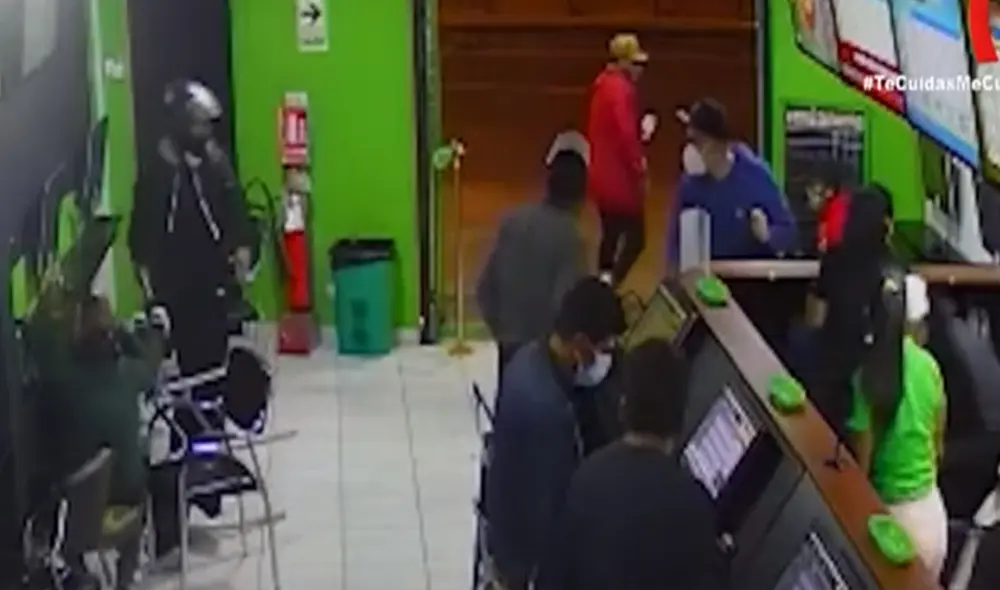 Mientras uno de los ladrones quitaba billeteras y celulares, su cómplice se apropiaba del dinero de la caja. Foto: Captura de El Dominical de Panorama.