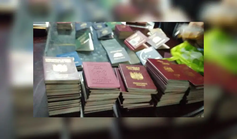 Pasaportes robados habrían sdio adulterados para venderlos a personas cuyos destinos eran Estados Unidos y Europa. (Foto: PNP) Pasaportes robados habrían sdio adulterados para venderlos a personas cuyos destinos eran Estados Unidos y Europa. (Foto: PNP)