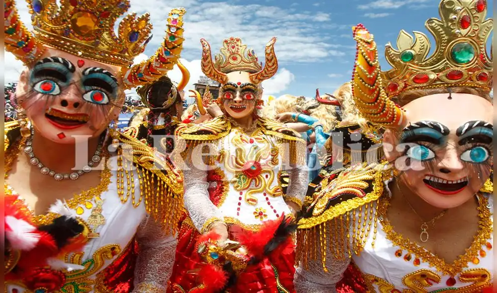 DIABLADA. Jovenes luces máscaras como parte de su traje.